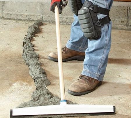 Чем заделать щели в деревянном и бетонном полах