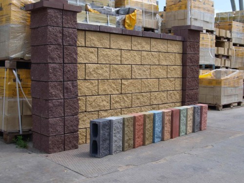 Декоративные блоки для забора: особенности монтажа. Как установить забор из блоков своими руками