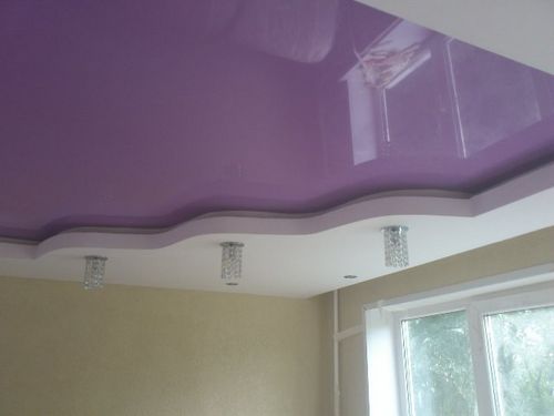 Глянцевый цветной натяжной потолок - преимущества и применение