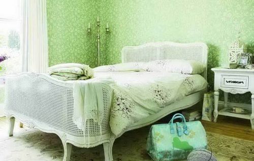 Интерьер спальни: белой, сиреневой, черно-белой, зеленой, бирюзовой. Фото 