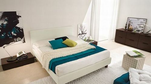 Интерьер спальни: белой, сиреневой, черно-белой, зеленой, бирюзовой. Фото 
