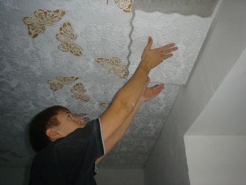 Как клеить плитку на потолок без швов?