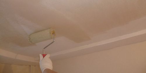 Как покрасить потолок из гипсокартона