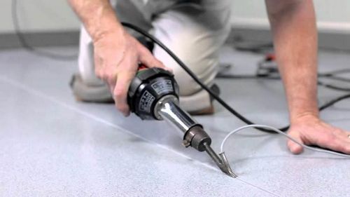 Как положить линолеум на бетонный пол: способы укладки, инструкция, видео, сварка стыков, фиксаторы