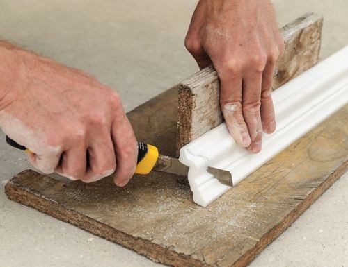 Как резать потолочный плинтус в углах: инструкция и рекомендации