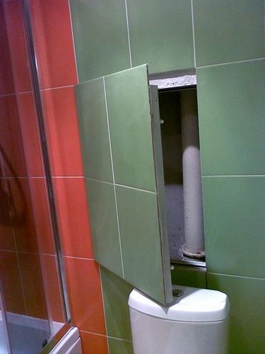 Как спрятать трубы в туалете