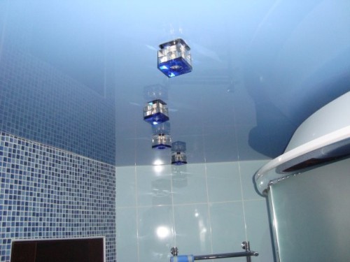 Какой потолок сделать в ванной. Потолок в ванной: особенности, варианты отделки, характеристики материалов