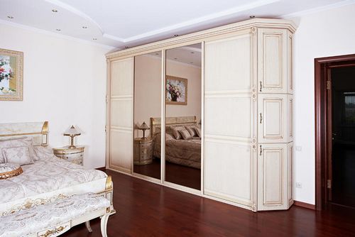 Классическая мебель для спальни: гарнитур и кровать в белом стиле, шкафы-купе и фото кресел, тумба и диван, консоль