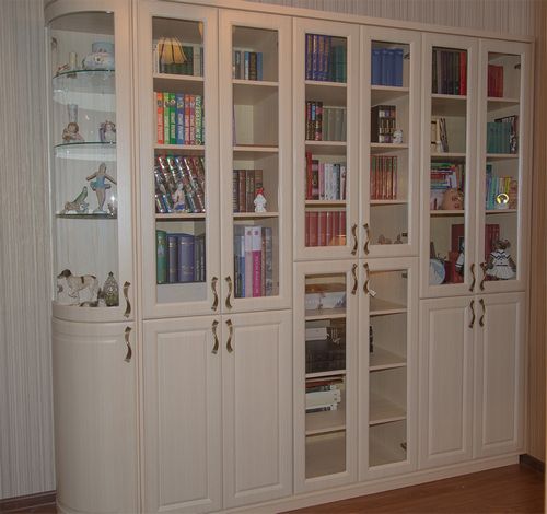 Книжный шкаф со стеклянными дверцами (57 фото): узкий шкаф для книг с дверями со стеклом, из массива сосны и дуба, низкая и неглубокая витрина