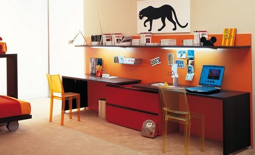 Письменный стол с полками (51 фото): школьные модели для дома с ящиками и шкафчиками для ученика, угловые столики для школьника