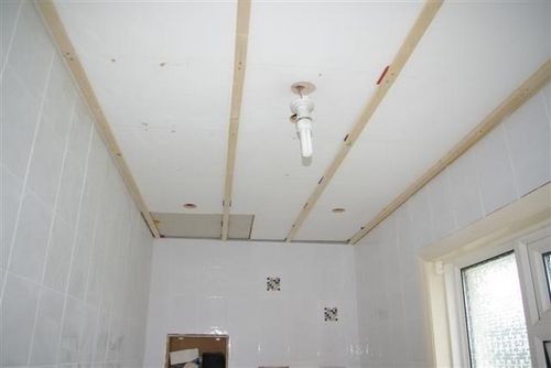 Потолок из бруса в квартире - особенности материала и порядок монтажа
