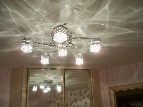 Потолок с 2 люстрами: плоские на белом и на глянцевом, в ванную, фото нескольких, декор розетки, как помыть споты не снимая