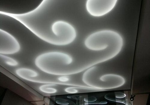 Прозрачный натяжной потолок с подсветкой