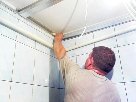 Ремонт потолка в ванной комнате своими руками, видео инструкция и фото