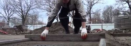 Укладка тротуарной плитки своими руками: пошаговая инструкция с фото