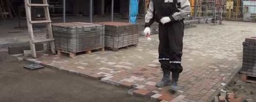 Укладка тротуарной плитки своими руками: пошаговая инструкция с фото