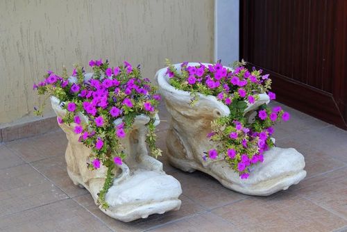 Уличные вазоны для цветов своими руками (64 фото): изделия для дачи и сада из покрышек, мастер-класс по изготовлению кашпо из подручных материалов
