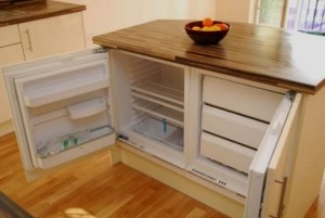 Встраиваемый холодильник – как выбрать и вписать в интерьер кухни?