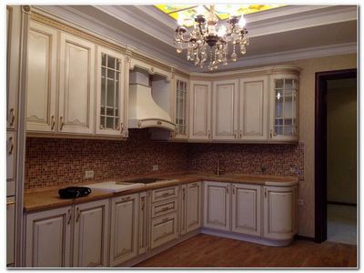 Дизайн кухни с угловым гарнитуром, фото, преимущества угловых кухонь в маленьких помещениях