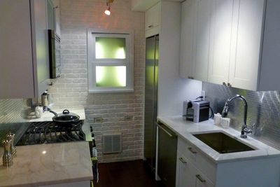 Дизайн малогабаритной кухни: расстановка мебели вдоль окна и другие варианты, проекты, видео и фото