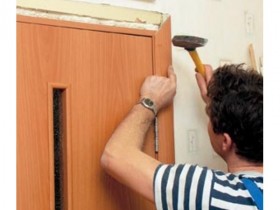 Как правильно установить наличники разные способы монтажа планок на дверь