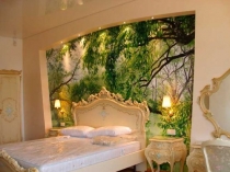 Красивое оформление спальни в квартире, фото интересного декорирования стен, штор, потолка, а также оригинальные дизайнерские примеры в оформлении спальни