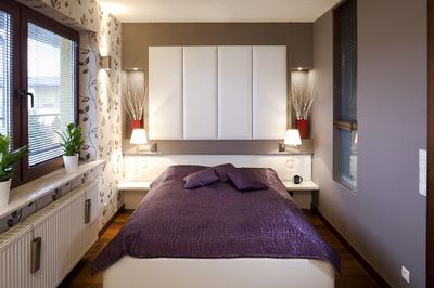 Особенности дизайна узкой спальни, фото оригинальных интерьеров длинных комнат, советы как обставить мебелью узкую спальню, какие выбрать обои