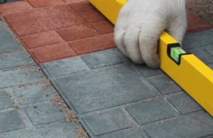 Полимерпесчаная тротуарная плитка: смесь для укладки, инструкция по монтажу, видео и фото