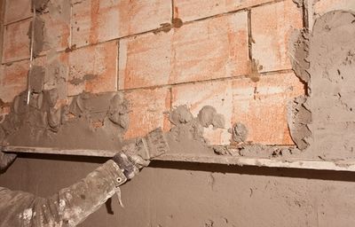 Технология штукатурки кирпичной стены: подготовка поверхности, грунтовка, нанесение раствора, особенности штукатурки кирпичных стен своими руками, видео инструкции