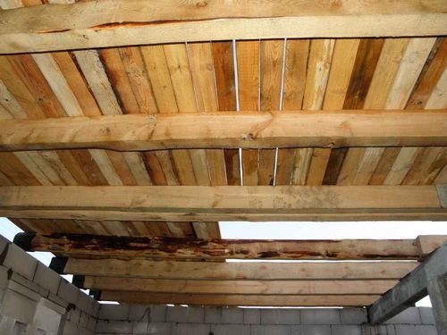 Как поднять потолок в частном доме деревянном и увеличить высоту потолка визуально