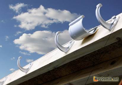 Монтаж водосточной системы – инструкция по установке пластиковых и металлических водостоков своими руками (водосточный, желоб) Монтаж водосточной системы – инструкция по установке пластиковых и металлических водостоков своими руками