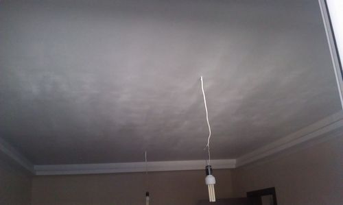 Ремонт крашеного потолка при отваливающейся шпаклевке и в каком направлении красить