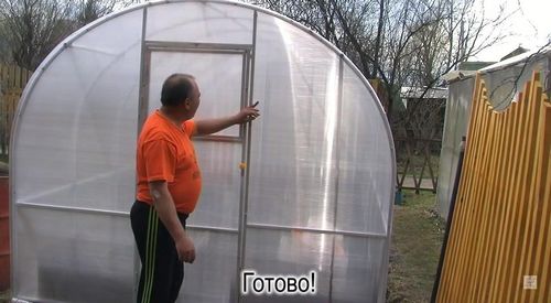 Треснул поликарбонат на теплице как отремонтировать. Дверь в теплицу из поликарбоната. Каркас двери для теплицы. Щели в двери теплицы из поликарбоната. Щели в теплице из поликарбоната.
