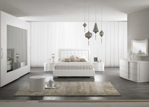 Белый спальный гарнитур (55 фото): белый глянец и винтажный с серебром в интерьере, классика со шкафом-купе, черно-белый гарнитур