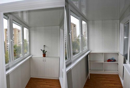 Дизайн кухни с балконом: фото маленькой кухни с выходом на балкон и дверью, интерьер, порог, планировка и ремонт, видео