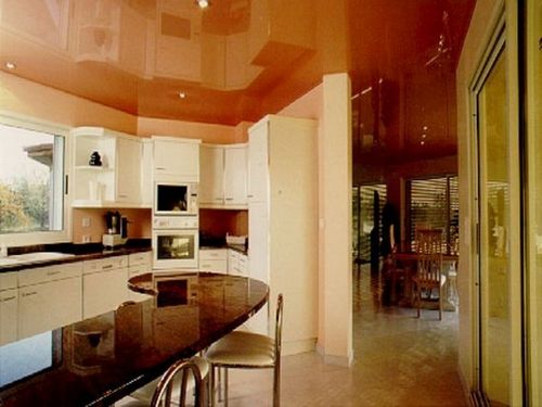 Дизайн натяжных потолков на кухне, фото и варианты оформления
