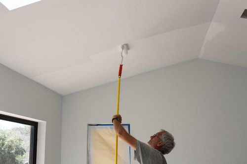 Глянцевая краска для потолка: водоэмульсионная и белая акриловая, фото покраски