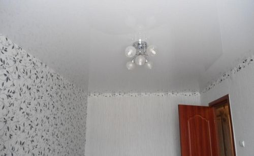 Глянцевая краска для потолка: водоэмульсионная и белая акриловая, фото покраски