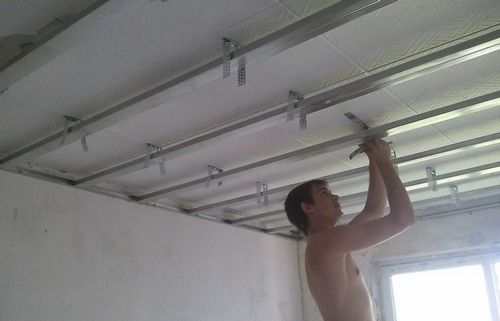 Как крепить гипсокартон к потолку: одному прикрутить, правильный крепеж, видео и способы, как положить