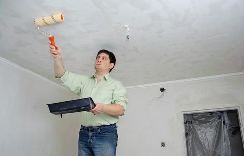 Как наклеить обои на потолок одному: бумажные, флизелиновые