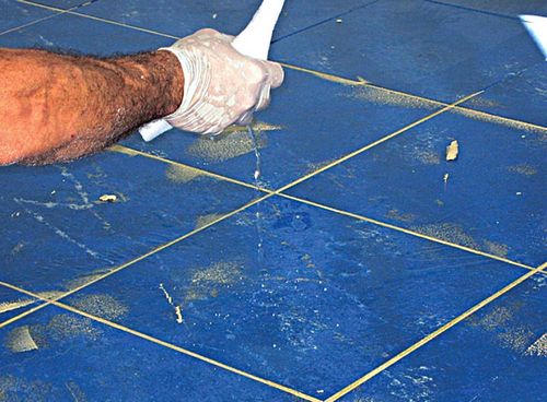 Как очистить плитку от плиточного клея: убрать и снять с керамической, удалить и оттереть растворителем