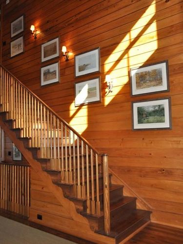 Как покрасить лестницу в деревянном доме: чем на второй этаж, краска для сосны своими руками, как лучше и правильно