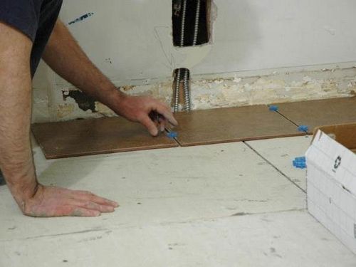 Как положить плитку на деревянный пол в ванной комнате надолго