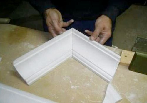 Как приклеить и как сделать угол потолочного плинтуса внутренний и угловые элементы своими руками: видео и фото инструкция