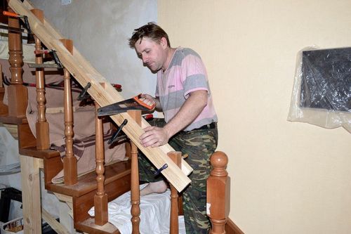 Как установить лестницу в доме: монтаж на второй этаж, пошаговая инструкция по сборке, нормы по установке
