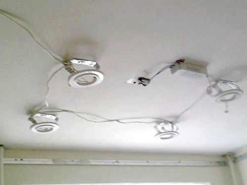 Как установить точечные светильники для натяжных потолков своими руками: монтаж, видео и фото инструкция