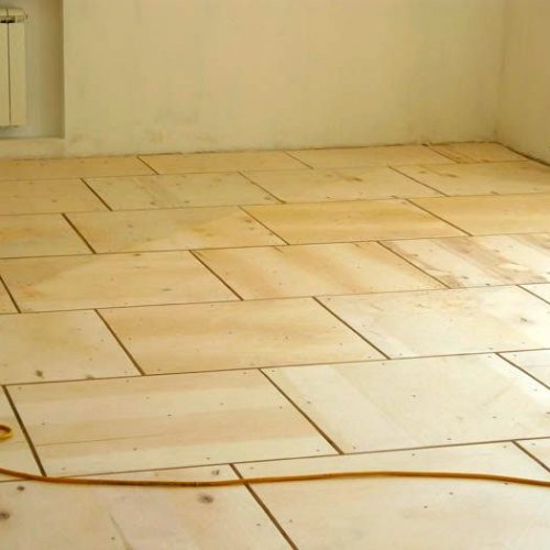 Настил фанеры на пол. Обшиваем пол фанерой. Фанера чистовой пол. Пол под фанеру. Чистовой пол из фанеры.