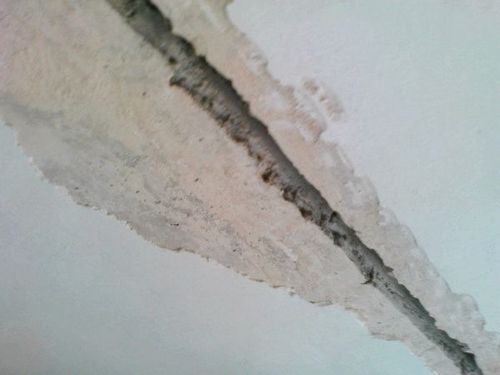 Как заделать дыру в потолке, чем замазать щель между потолочиной и стеной, заделка отверстий и дырок своими руками: фото инструкция и видео-уроки