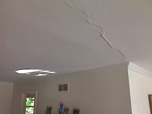 Как заделать трещину на потолке при ремонте своими руками: фото и видео- инструкция