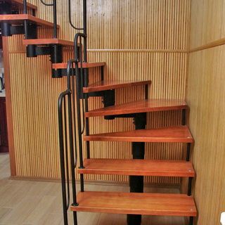 Комбинированные лестницы на второй этаж частного дома: фото сборки модульной конструкции и лестницы на больцах